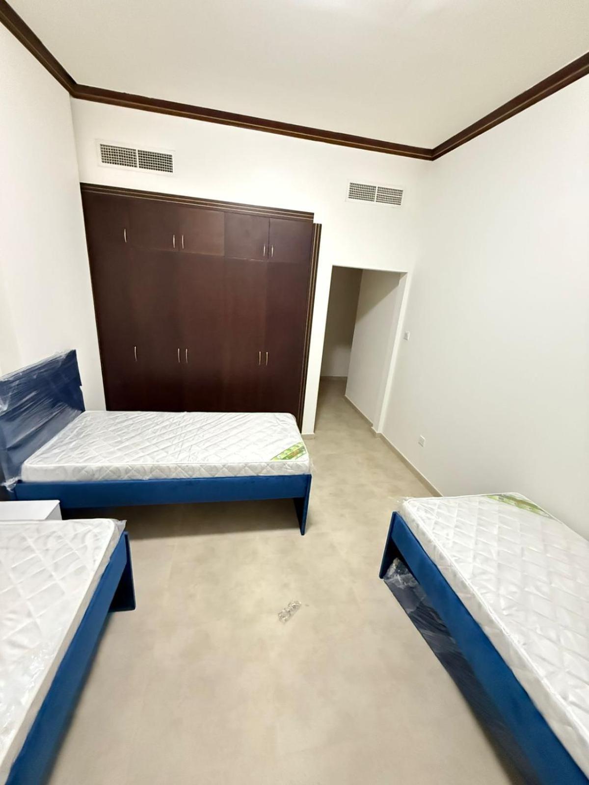 Backpackers Heaven ! 18 Beds In A 2 Bedroom Apartment In Front Of Union Metro Station Diera Дубай Екстериор снимка