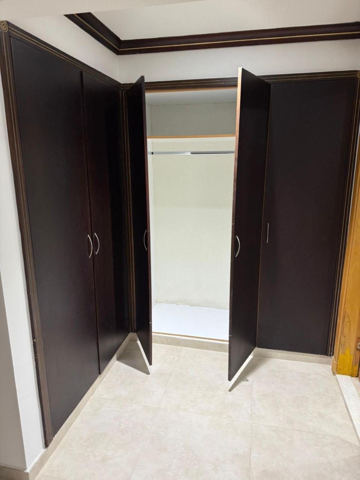 Backpackers Heaven ! 18 Beds In A 2 Bedroom Apartment In Front Of Union Metro Station Diera Дубай Екстериор снимка