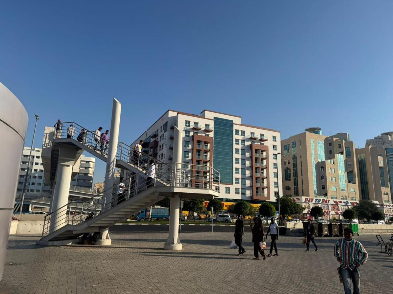 Backpackers Heaven ! 18 Beds In A 2 Bedroom Apartment In Front Of Union Metro Station Diera Дубай Екстериор снимка