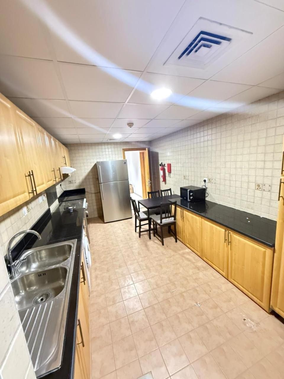 Backpackers Heaven ! 18 Beds In A 2 Bedroom Apartment In Front Of Union Metro Station Diera Дубай Екстериор снимка