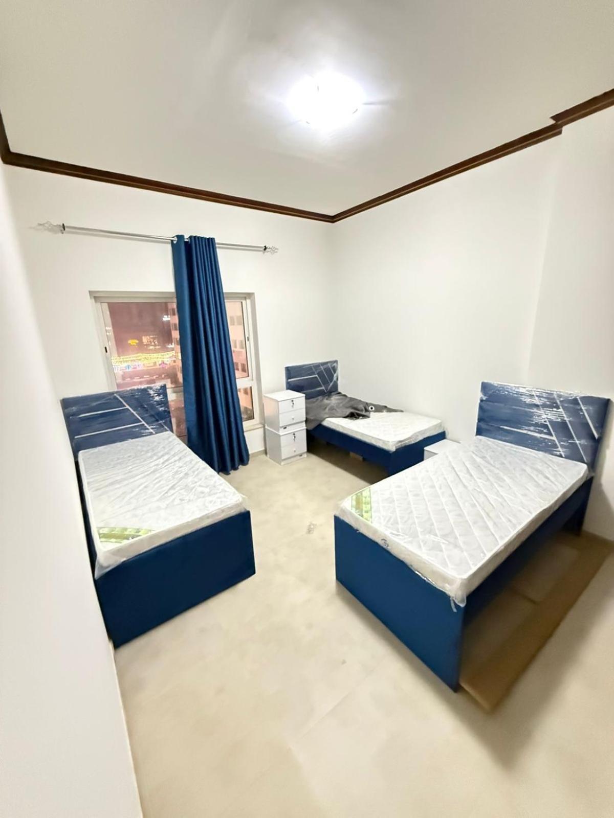 Backpackers Heaven ! 18 Beds In A 2 Bedroom Apartment In Front Of Union Metro Station Diera Дубай Екстериор снимка