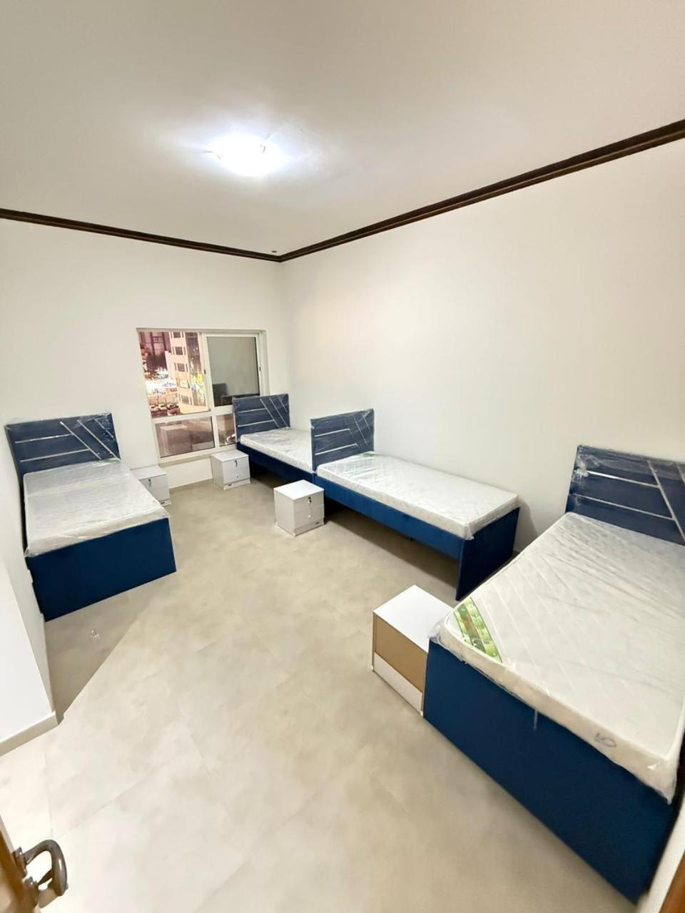 Backpackers Heaven ! 18 Beds In A 2 Bedroom Apartment In Front Of Union Metro Station Diera Дубай Екстериор снимка
